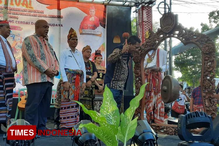Penjabat Sekda Kota Kupang Ade Manafe, memukul gong sebagai tanda dibukanya festival budaya di Halaman Dinas Pendidikan Kota Kupang. (Foto: Labu Nggiku Mbuhang/TIMES Indonesia)