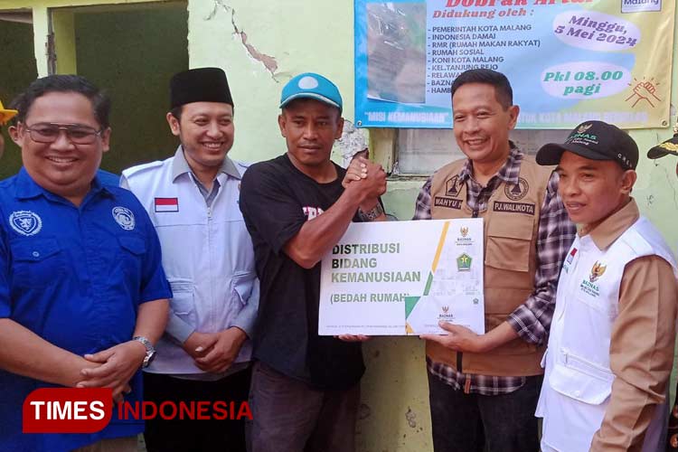 Pj Wali Kota Malang, Wahyu Hidayat secara simbolis menyalurkan bantuan dan bedah rumah bagi mantan atlet tinju, Dobrak Arter. (Foto: Rizky Kurniawan Pratama/TIMES Indonesia)