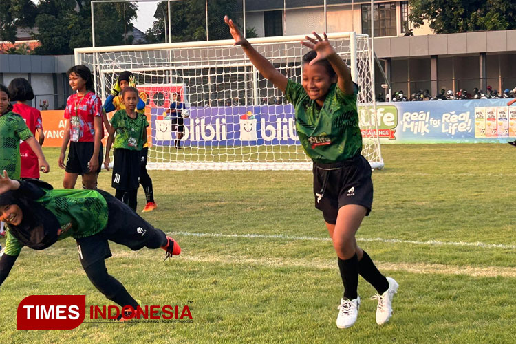 Maulidya Bonita Saputri-sang kapten Tim SDN Ketabang melakukan aksi salto sebagai bentuk selebrasi kemenangan menekuk lawan dengan skor 9-0 tanpa balas, Minggu (5/5/2024). (FOTO: Lely Yuana/TIMES Indonesia)