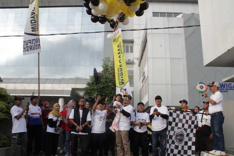 Acara fun walk yang digelar UWG Malang dalam rangka dies natalis ke-53, Minggu (5/5/2024). (Foto: UWG for TIMES Indonesia)