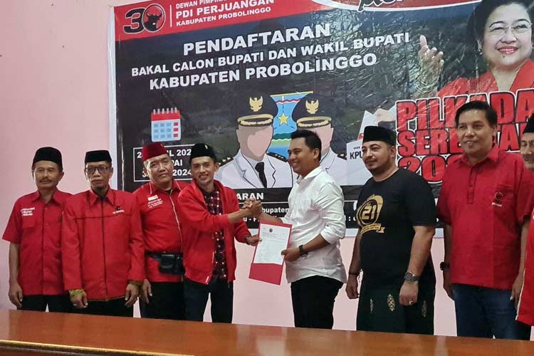 Zainal Arifin Ambil Formulir Pendaftaran Bacabup Probolinggo di Kantor DPC PDI Perjuangan