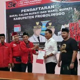 Zainal Arifin Ambil Formulir Pendaftaran Bacabup Probolinggo di Kantor DPC PDI Perjuangan