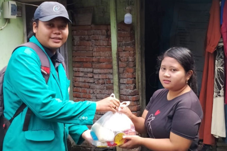Mahasiswa KSM-E Unisma Malang beebagi sembako kepada Warga Desa Tulus secara door to door. (FOTO: AJP TIMES Indonesia)