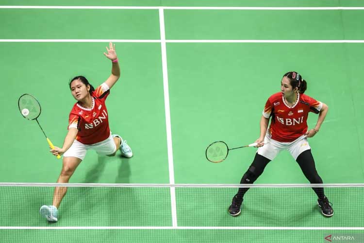 Pebulu tangkis ganda putri Indonesia Lanny Tria Mayasari (kiri) dan Ribka Sugiarto (kanan) mengembalikan kok ke arah lawan pebulu tangkis Korea Selatan Jeong Na Eun dan Kong Hee Yong dalam semifinal Piala Uber 2024 di Chengdu Hi Tech Zone Sports Cent