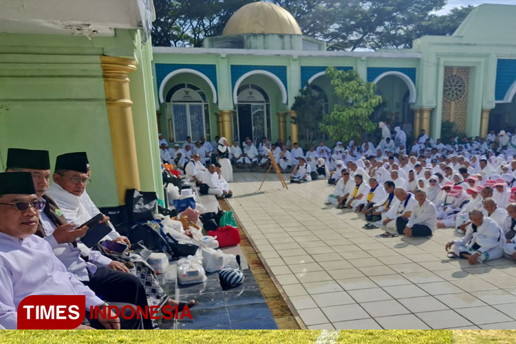 Para CJH Kabupaten Malang saat mengikuti pembekalan dalam kesempatan latihan manasik haji serentak yang dilangsungkan di Islamic Center Kepanjen, Kabupaten Malang, Ahad (5/5/2024). (FOTO: Amin/TIMES Indonesia) 