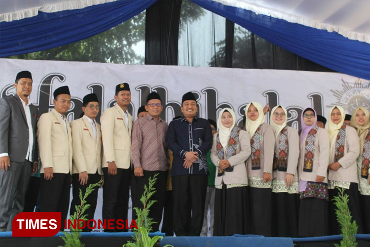 Pengurus Pemuda Muhammadiyah dan Nasyiah Kabupaten Kediri bersama jajaran pimpinan Muhammadiyah (FOTO: Yobby/TIMES Indonesia)