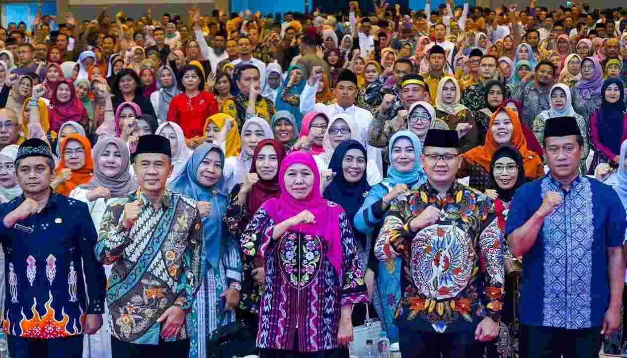 Ketum Muslimat Khofifah bersama ribuan guru di Batu, Jatim. (Foto: Dok Muslimat for TIMES INDONESIA)