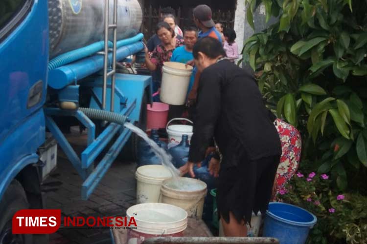 Bantuan air bersih tiba di pemukiman warga yang terdampak kebocoran pipa akibat proyek gorong-gorong di Jalan Nginden Semolo, Senin (6/5/2024).(Foto : Lely Yuana/TIMES Indonesia)