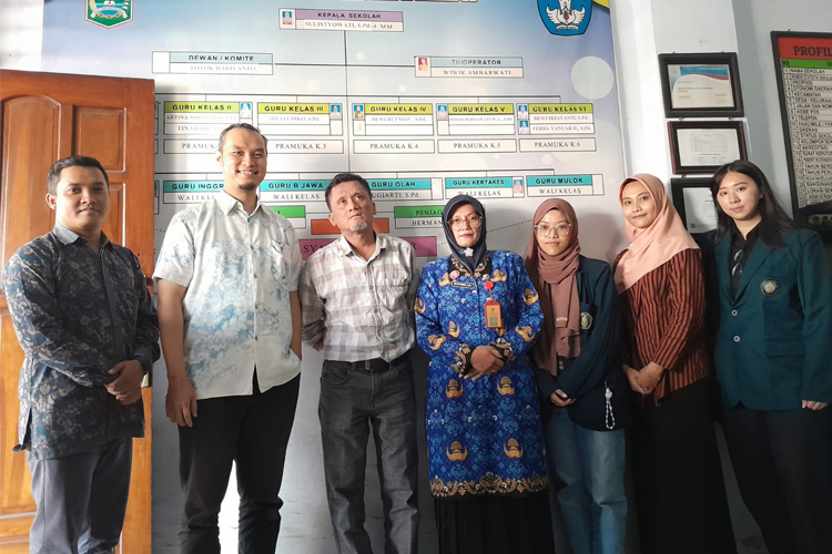 Tim dari FIA UB saat mengunjungi SD Negeri 2 Dampit Kabupaten Malang. (Foto: Istimewa)