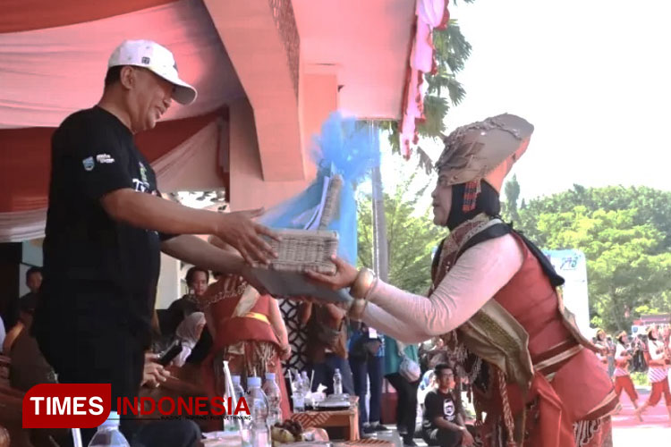 Pj Bupati Ugas Irwanto dalam acara Festival Parade Tari Nusantara. (FOTO: Kominfo for TIMES Indonesia)