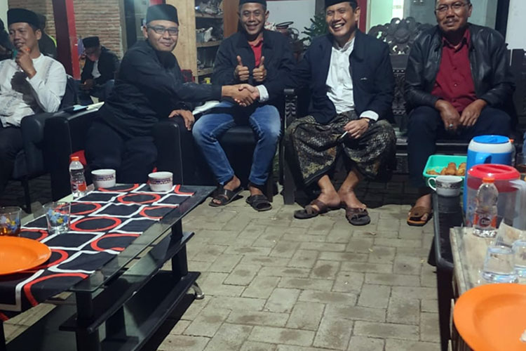 H Gunawan (Dua dari kiri) bersalaman dengan salah satu kades saat takziah ke rumah almarhum Sugiarto, Ketua PAC PDI Perjuangan Pakisaji yang meninggal karena kecelakaan tragis. (foto: dok TI)