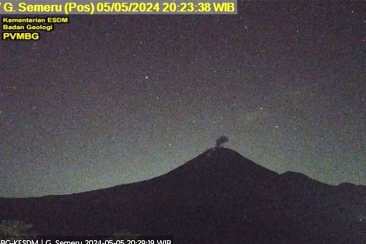 Erupsi Gunung Semeru terpantau CCTV, Minggu (5/5/2024). (FOTO: HO-PVMBG)