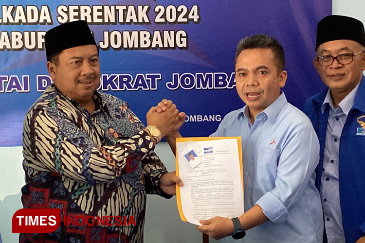 H. Warsubi saat menyerahkan berkas pendaftaran Bacabup Jombang kepada HM. Syarif Hidayatullah Ketua DPC Partai Demokrat Jombang di sekretariat DPC Partai Demokrat di Jl. WR. Supratman, Senin (6/5/2024). (FOTO: Rohmadi/TIMES Indonesia)