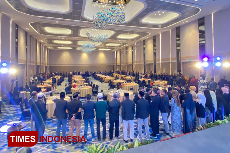 Moment saat bersama menyanyikan lagu padamu negeri, seluruh pengusaha bergandengan tangan simbol dari persatuan dan kesatuan serta kolaborasi. (FOTO: AJP TIMES Indonesia)