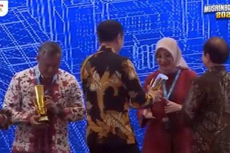 Bupati Banyuwangi, Ipuk Fiestiandani, saat menerima Penghargaan Pembangunan Daerah (PPD) dari Presiden Jokowi. (Foto : Humas Pemkab Banyuwangi for TIMES Indonesia)
