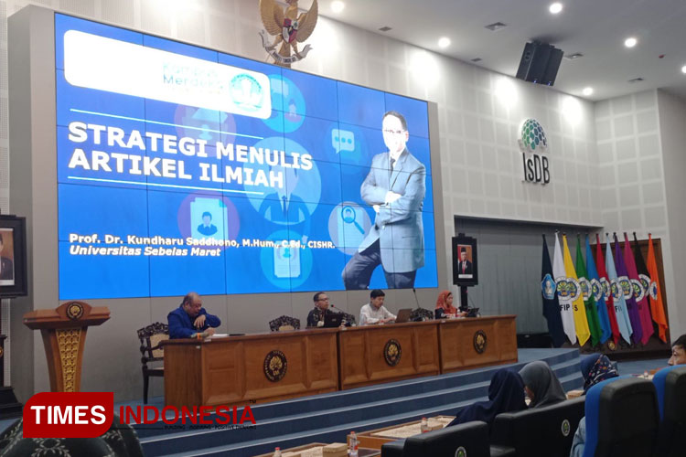 Prof. Dr. Kundharu Sadhono, M. Hum, memaparkan kuliah produktif di Gedung Kuliah Bersama Universitas Negeri Malang. (FOTO: M Isnaini/TIMES Indonesia)