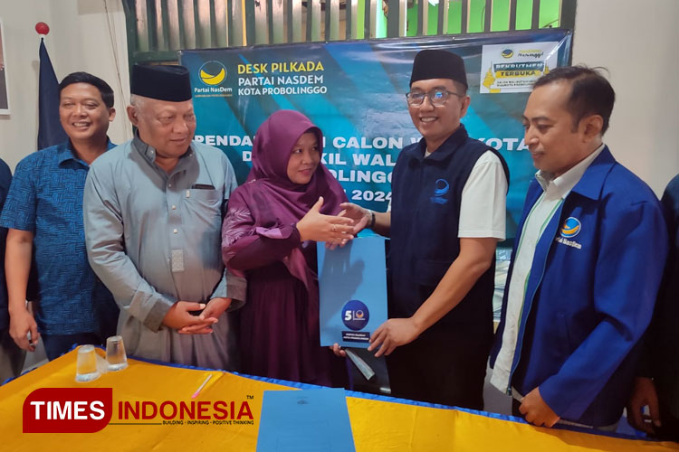Mantan Wali Kota Probolinggo, Buchori, mendampingi anaknya, Ina Buchori, saat menyerahkan formulir. (Foto: Rizky Putra Dinasti/TIMES Indonesia).