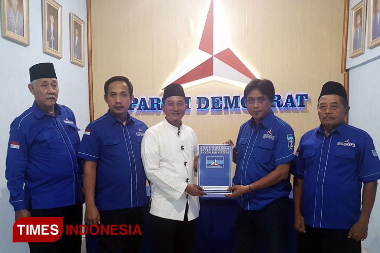 Mas Aji menyerahkan berkas pendaftaran Bacabup dan mengambil formulir di DPC Partai Demokrat Pacitan, Senin (6/5/2024). (FOTO: ASB for TIMES Indonesia)