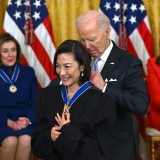 Makin Tua Makin Menyala, Michelle Yeoh Dapat Penghargaan dari Presiden Joe Biden