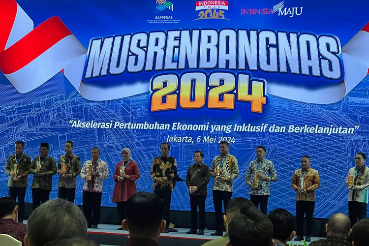 Pj Wali Kota Malang Wahyu Hidayat bersama sejumlah kepala daerah mendapat penghargaan dari Presiden Jokowi. (Foto: Pemkot Malang for TI) 