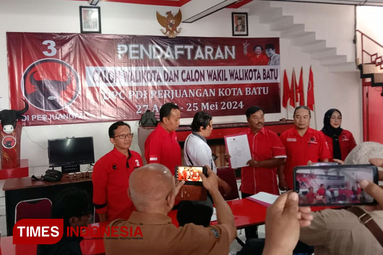 Para relawan saat mengambil formulir untuk Krisdayanti. (Foto: Muhammad Dhani Rahman/TIMES Indonesia)