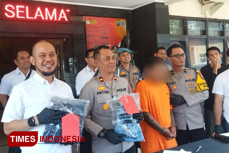 Pelaku eksibisionis saat dihadirkan di rilis ungkap kasus oleh Polresta Malang Kota. (FOTO: Rizky Kurniawan Pratama/TIMES Indonesia)