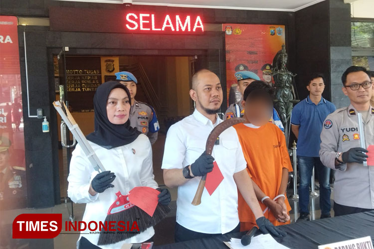 Pelaku suami bacok istri saat dihadirkan Polresta Malang Kota di depan awak media. (FOTO: Rizky Kurniawan Pratama/TIMES Indonesia)