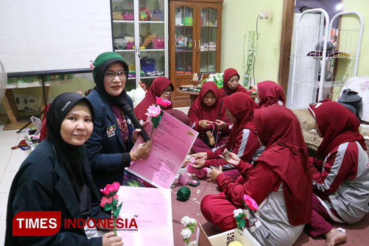 Tim Pengabdian kepada Masyarakat FISIP UB, saat melatih pengrajin Karang Werda Bakalan, membuat inovasi Produk Bunga Puspa untuk Wadah Aroma Terapi Pencegah Hipertensi, di Desa Bakalan, Bululawang, Kabupaten Malang. (Foto: Amin/TIMES Indonesia)