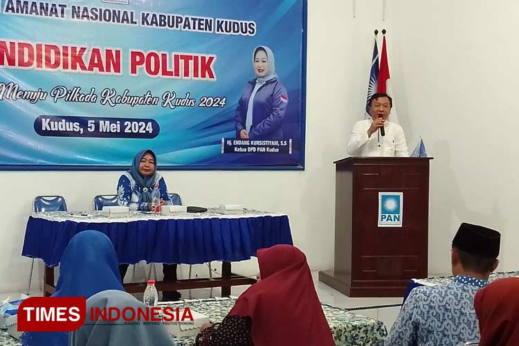 Ketua DPD PAN Kudus Endang Kursaistyani memaparkan mekanismen penjaringan dan pendaftaran Cabup dan Cawabup melalui partainya. (FOTO: Ihza Fajar Azhari/TIMES indonesia)