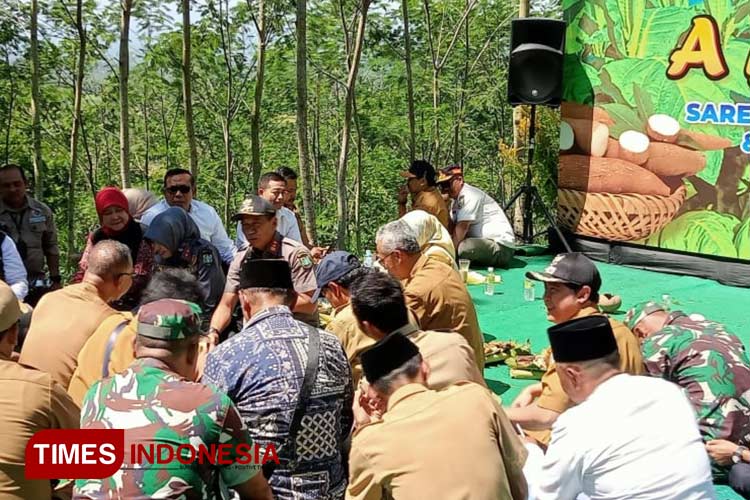 Pj Bupati Bondowoso saat mendengarkan keluhan petani dalam acara Beg Rembeg di Desa Binakal (FOTO: Moh Bahri/TIMES Indonesia) 