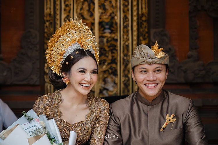 Pasangan Penyanyi Rizky Febian dan Mahalini Raharja di sela upacara adat jelang pernikahan yang dilaksanakan di Bali, Minggu (5/5/2024). (Foto: Instagram/rfasmusic/Axioo)