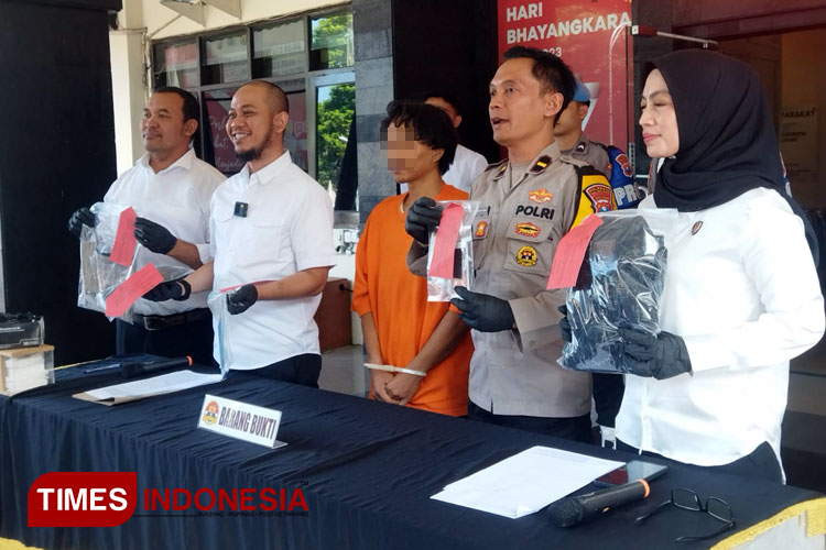 Sosok pelaku pengancam konten porno saat berbaju tahan Polresta Malang Kota. (Foto: Rizky Kurniawan Pratama/TIMES Indonesia)
