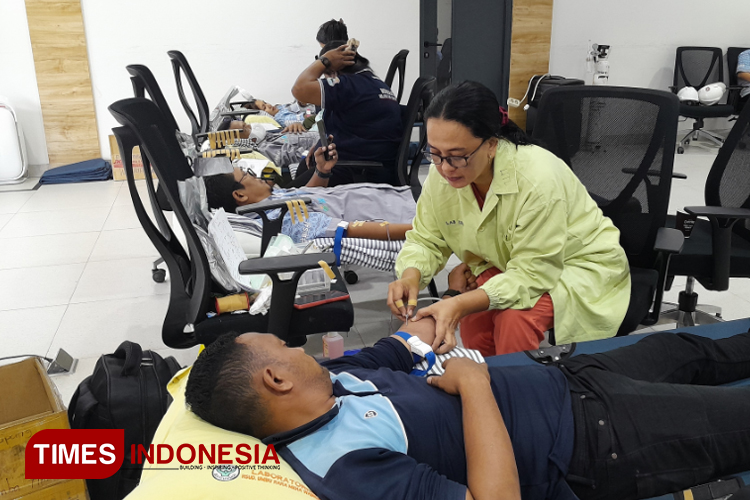 Aksi kemanusiaan petugas RSUD URM Waingapu saat melakukan donor darah bagi sejumlah karyawan PT MSM.(FOTO: Habibudin/TIMES Indonesia)