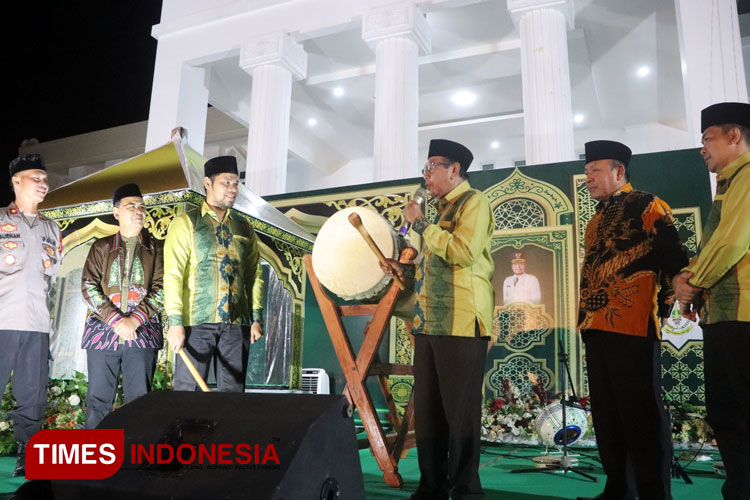 Bupati Lombok Utara, Djohan Sjamsu bersama Wakil Bupati, Danny Karter, Wakil Ketua DPRD KLU, Mariadi, Sekda KLU, Anding Duwi Cahyadi, Ketua LPTQ NTB, Aidi Furqon, Kabag Ops Polres memukul bedug sebagai tanda pembukaan MTQKLU (FOTO: HERY /TIMES Indone