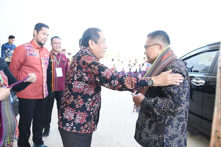 Bupati Lombok Utara Djohan Sjamsu menyambut kedatangan Deputi Bidang Koordinasi Revolusi Mental, Pemajuan Kebudayaan, dan Prestasi Olahraga Ir Aris Darmansyah Edisaputra. (Foto: Prokopimda KLU for TIMES Indonesia)