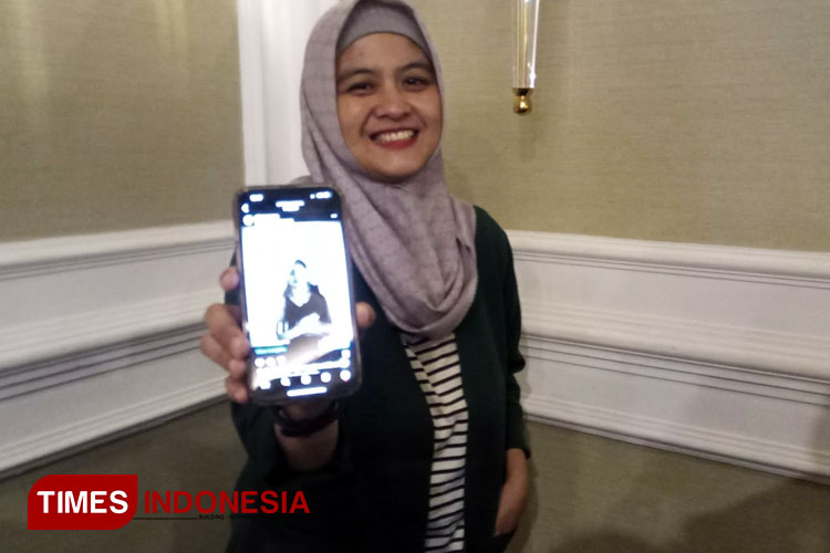 Citra Rani Angga Riswari, dosen yang juga pekerja seni menunjukkan salah satu karyanya. (Foto: Wahyu Nurdiyanto/TIMES Indonesia)