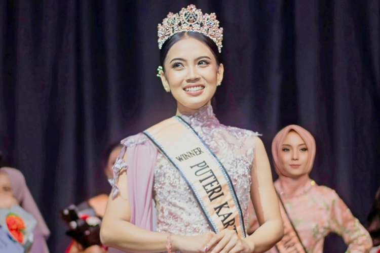 Mahasiwa UM Elisatul Mafrufkah yang berhasil menyabet juara dalam Putri Kartini Jawa Timur 2024. (Foto: Istimewa)