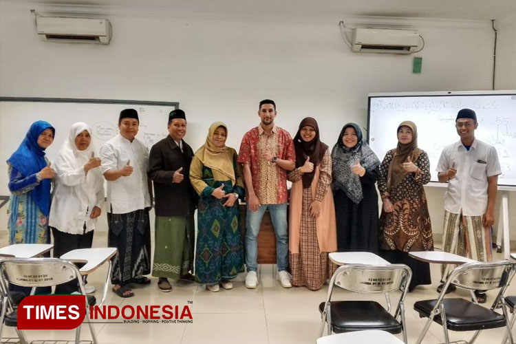 Kegiatan Yaum Araby di Fakultas Pertanian Unisma Malang bersama tutor Sayyid Youssef Amalou dan mahasiswa BIPA dari Sudan. (FOTO: AJP TIMES Indonesia)