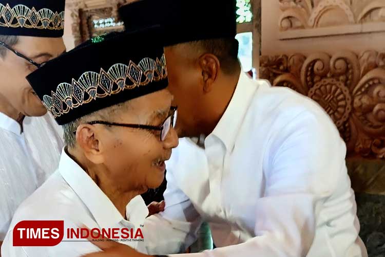 Harjo Mislan berusia 109 tahun Calon Jemaah Haji tertua se Indonesia saat berpamitan kepada Bupati Ponorogo. (Foto: Marhaban/TIMES Indonesia)