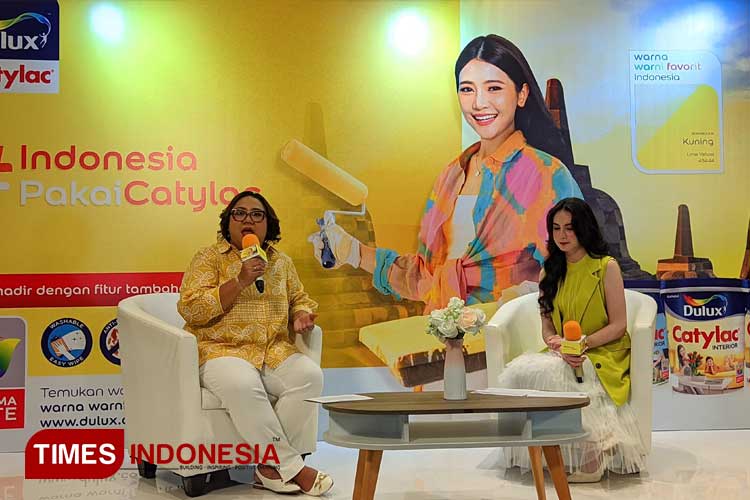 Head of Marketing, PT ICI Paints Indonesia (AkzoNobel Decorative Paints Indonesia), Niluh Putu Ayu Setiawati bersama Arumi Bachsin. (FOTO: Sigit/TIMES Indonesia) 
