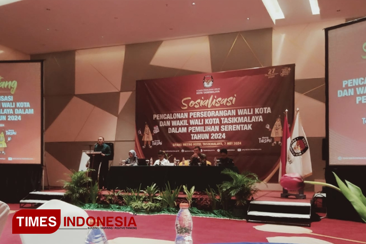 Sejumlah komisioner KPU Kota Tasikmalaya saat mensosialisasikan persyaratan Calon Independen di Pilkada 2024, Selasa (7/5/2024). (FOTO: Harniwan Obech/TIMES Indonesia)