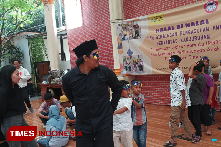 Anak-anak keluarga penyintas tragedi Kanjuruhan binaan Perempuan Golkar Bersatu dan LPA Jatim, diajak permainan saat acara pendampingan yang dikemas halal bihalal, Senin (6/5/2024). (Foto PGB for TIMES Indonesia)