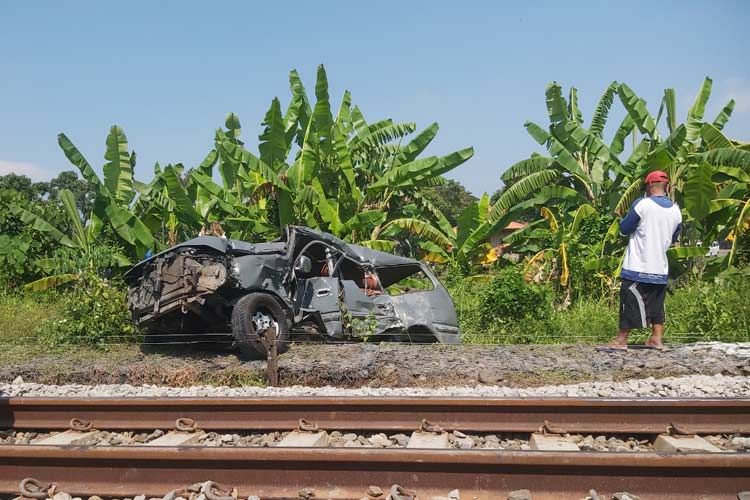 Mobil Toyota Kijang yang ringsek setelah terseret  KA, ratusan meter di Rejoso, Pasuruan, Selasa (7/5/2024).