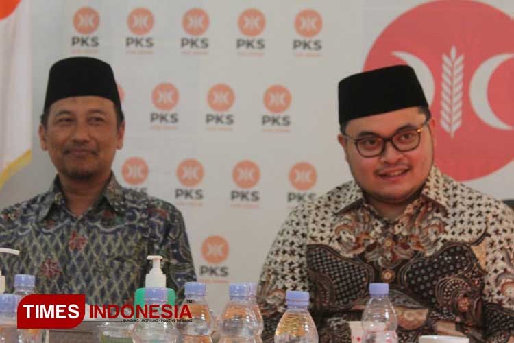 Ketua DPD PKS Kabupaten Kediri Marenda Darwis bersama Bupati Kediri Hanindhito Himawan Pramana atau Mas Dhito. (Foto: Yobby/TIMES Indonesia) 