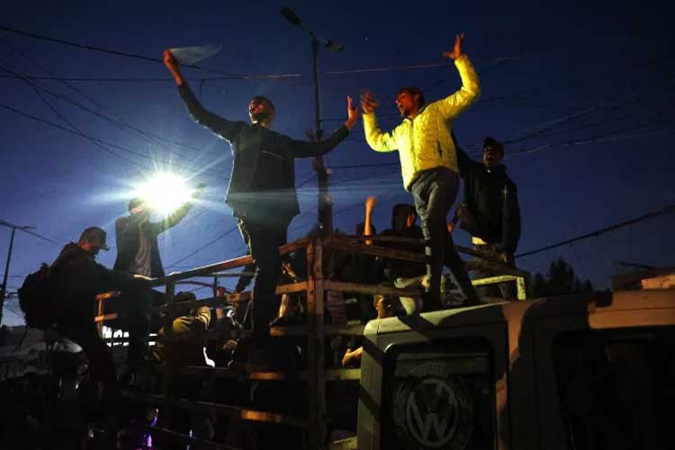 Warga Palestina di Rafah merayakan berita bahwa Hamas telah menerima proposal gencatan senjata, 6 Mei 2024. (FOTO: CNN/AFP/Getty Images)