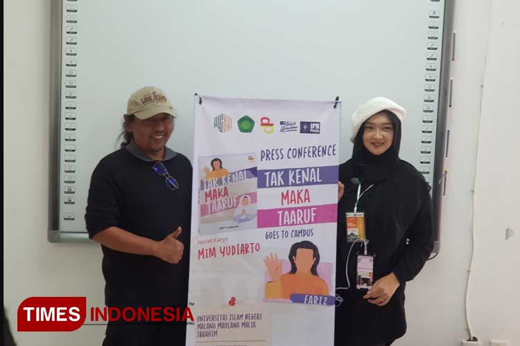 Penulis novel 'Tak Kenal Maka Taaruf' Mim Yudiarto bersama Dosen UIN Malang Whida Rositama dalam gelaran press conference di UIN Malang, Senin (7/5/2024). (Foto: Achmad Fikyansyah/TIMES Indonesia) 