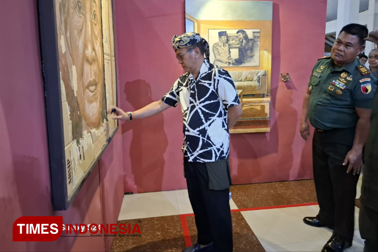 Pj Bupati Bondowoso Bambang Soekwanto saat melihat salah satu karya seni (FOTO: Moh Bahri/TIMES Indonesia)