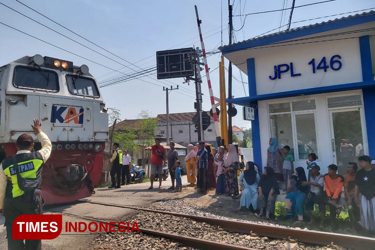 Pos perlintasan yang belum difungsikan di JPL 146, lokasi kecelakaan KA Pandalungan vs mobil pribadi di Rejoso, Pasuruan, Selasa (07/05/2024) pagi. (Foto: Robert/TIMES Indonesia)