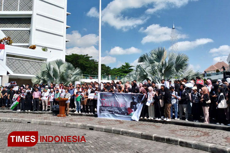 Sivitas akademika UMY menggelar aksi Bela Palestina dan Kutuk Israel di Bundaran Gedung Kembar AR. Fakhruddin Kampus Terpadu UMY, di Kasihan, Kabupaten Bantul, Selasa (7/5/2024). (Foto: Rahadian/TIMES Indonesia)