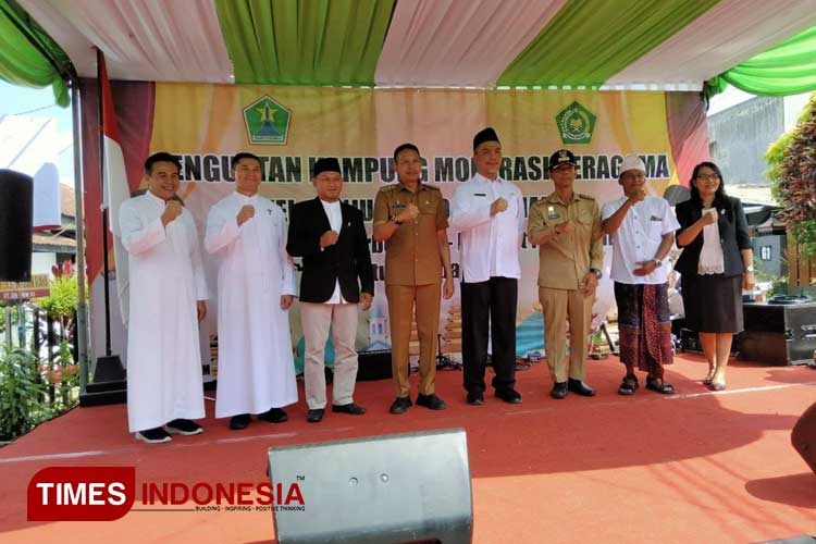 Pj Wali Kota Malang, Wahyu Hidayat saat berada di Kampung Moderasi Tanjungrejo. (Foto: Rizky Kurniawan Pratama/TIMES Indonesia)